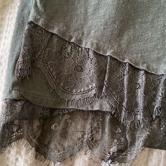 Simple black tee with lace detailing - Picture 2 of 4